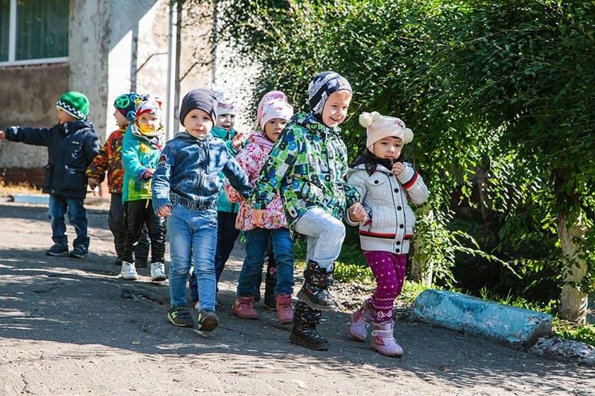 Дети на пришкольном участке фото