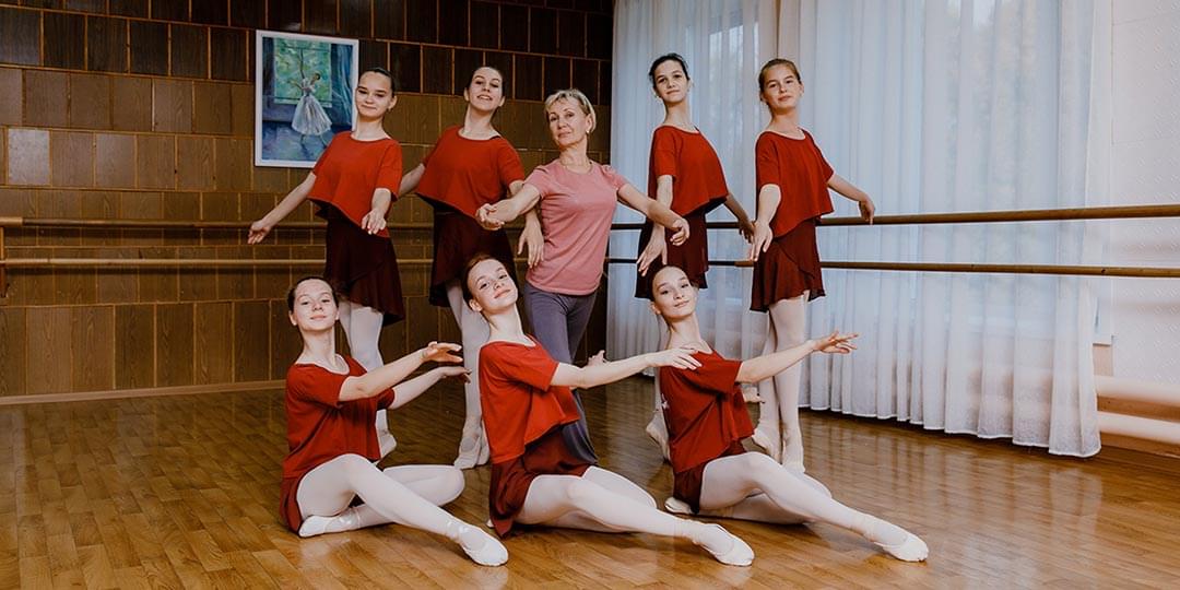 Участники и руководитель образцового ансамбля «Золушка»