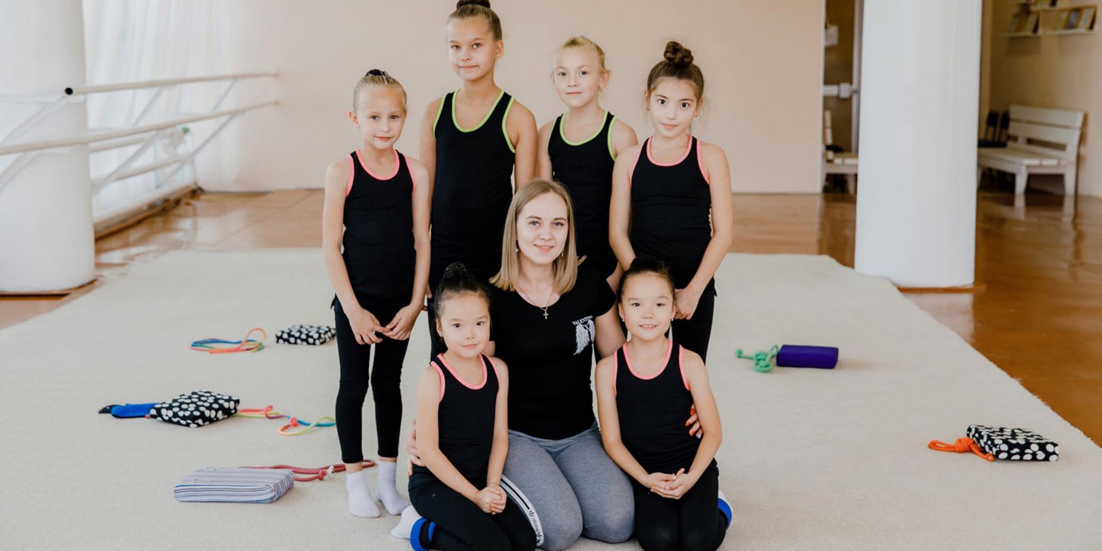 Участники и руководитель танцевального коллектива «Ювента»