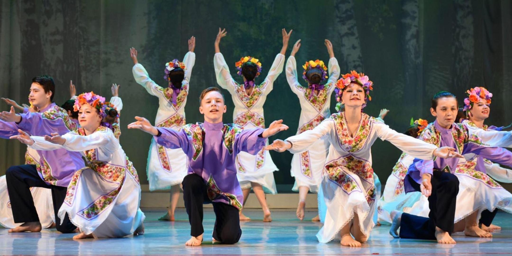 Фото с выступления коллектива народного танца «Радость»