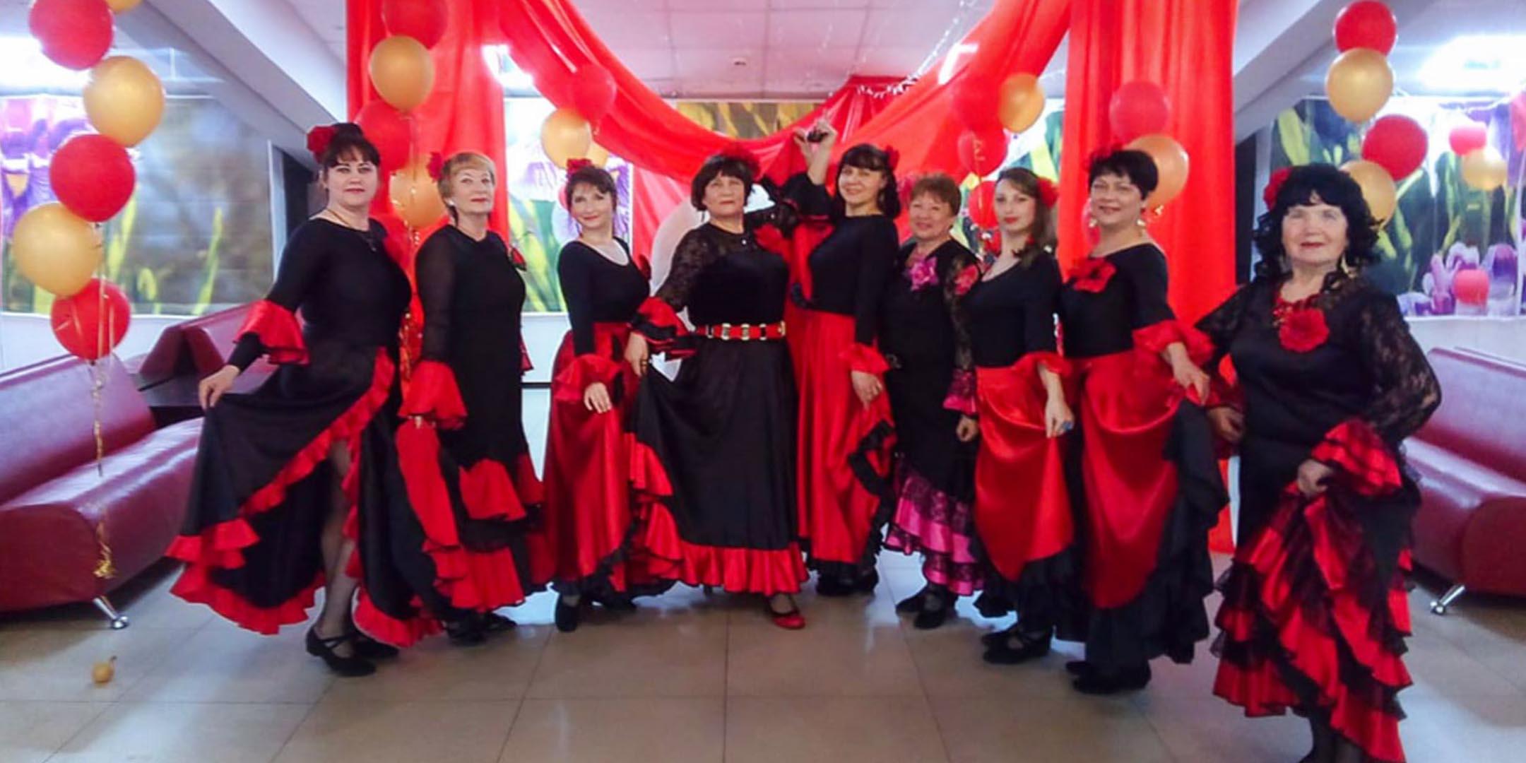 Участники и руководитель танцевальной студии «Алмаз»