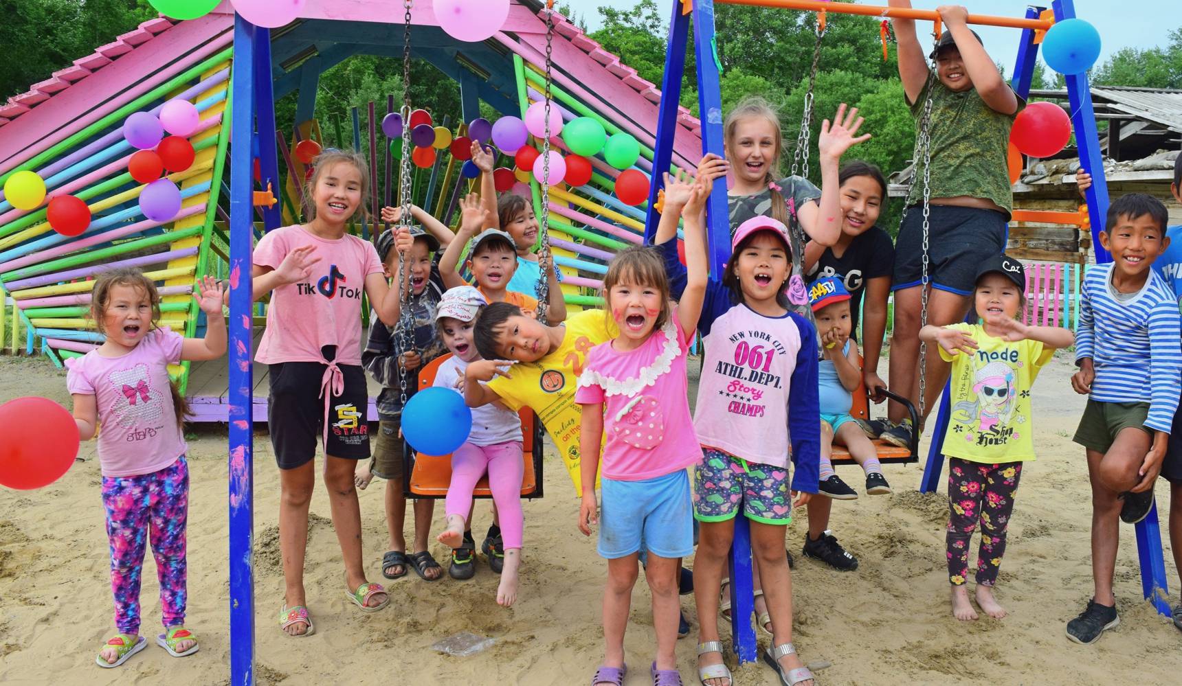 Пляжный волейбол, уличные фонари и памятные знаки