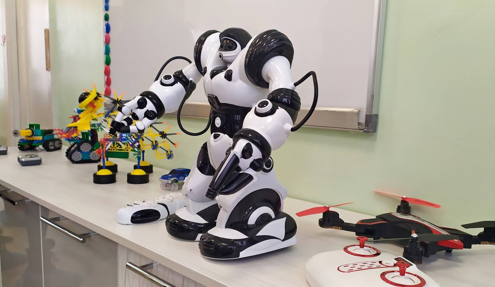 Robot project. Проекты роботов. Робот из бросового материала. Проекты роботов дети. Робот будущего поделка.