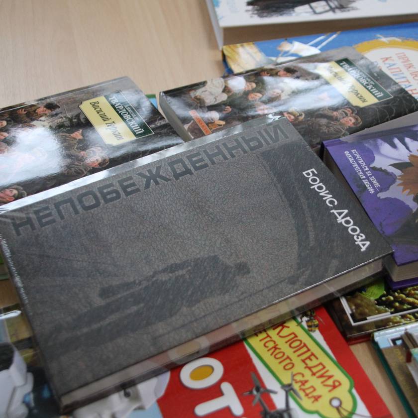 Книг много не бывает. Библиотека завалы книг. Книг много не бывает. Книг много не бывает. Множество книг.