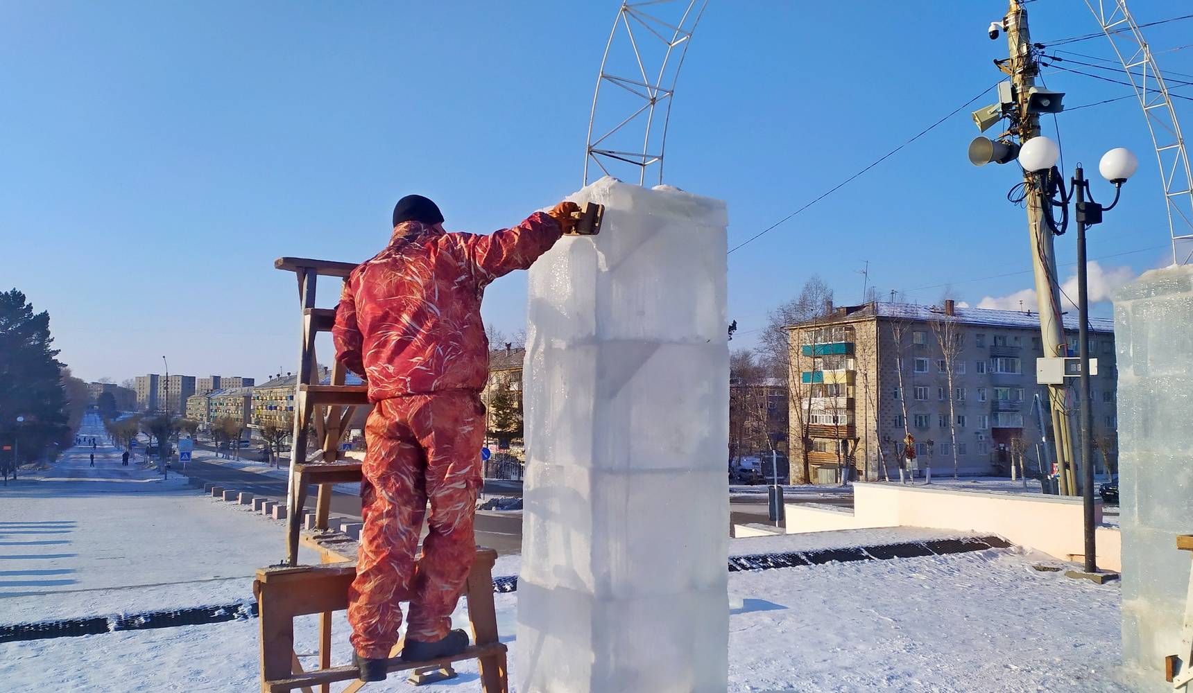 Бензопилой и шеркалкой