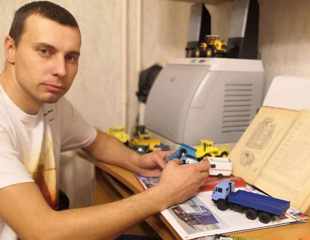 Cоветский автопром на полке шкафа