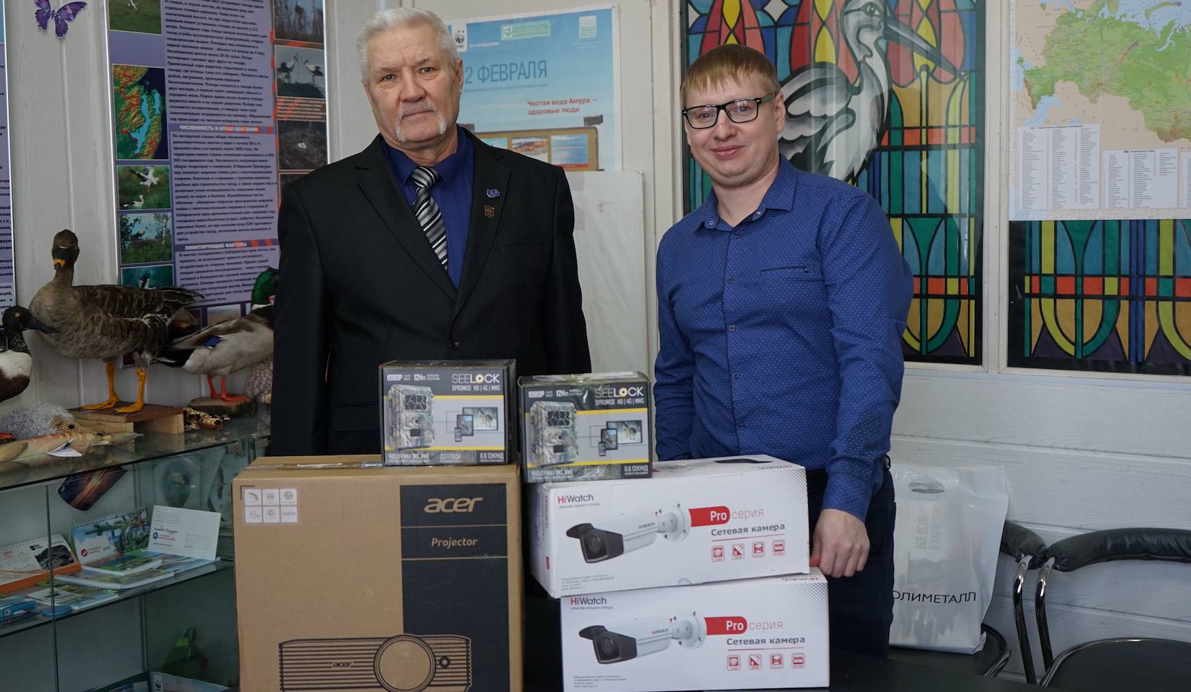 Наблюдать издалека