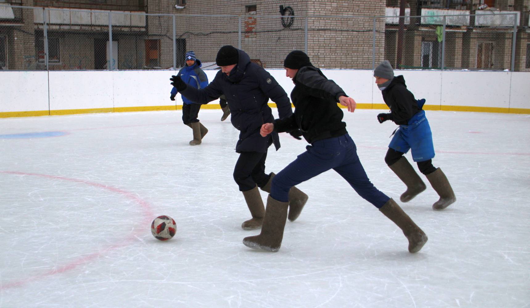Сезон валенок и коньков открыт