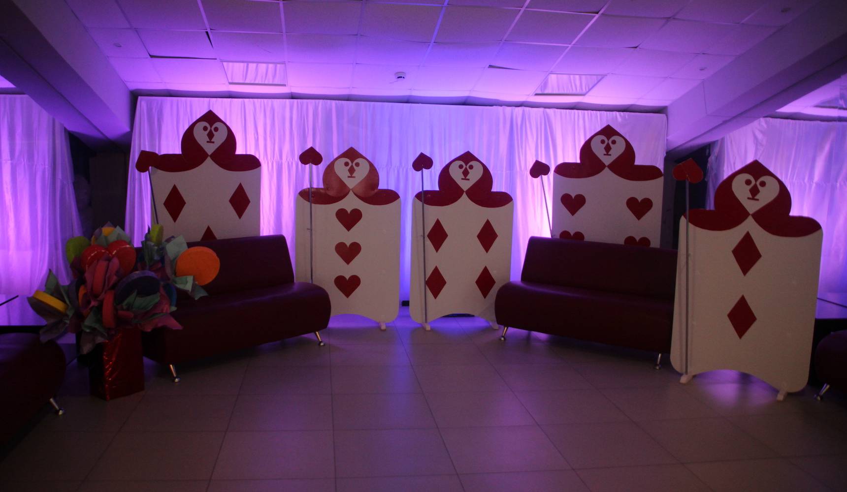 Дискотека в стиле Льюиса Кэрролла