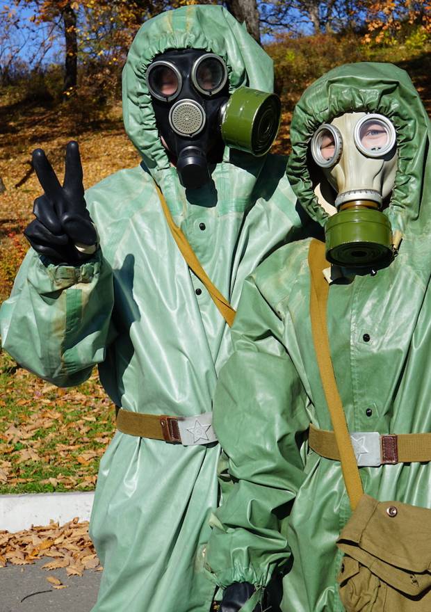 «Достать противогазы!» — звучит команда «Газы!»